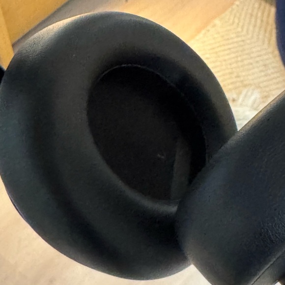 Urbanista Solar Power Noise Canceling Headphones Los Angeles with Case - Picture 5 of 12